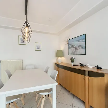 Cozy Seaside Escape With Balcony, Cleaning Included Apartment Knokke-Heist