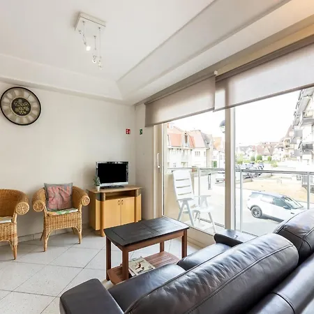 Cozy Seaside Escape With Balcony, Cleaning Included Apartment *