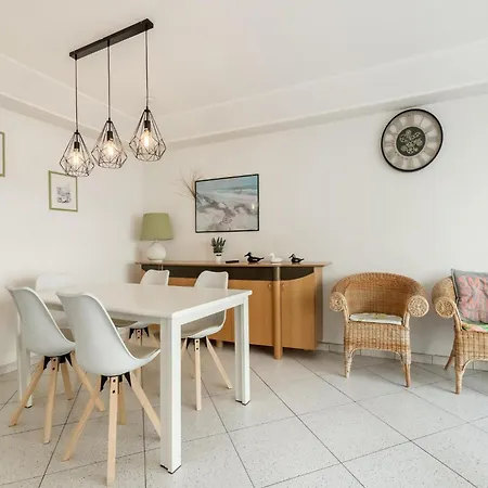 Cozy Seaside Escape With Balcony, Cleaning Included Apartment *